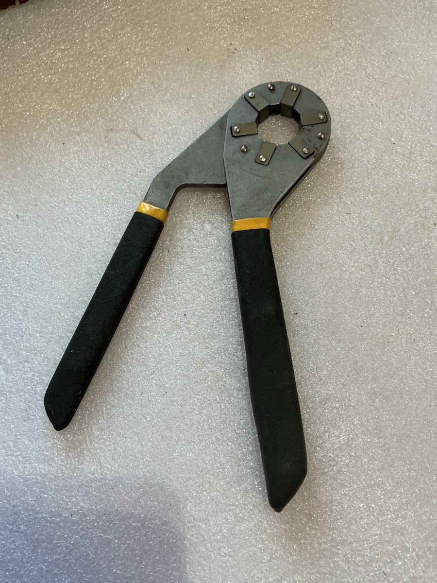 Universal Self-Adjusting Wrench